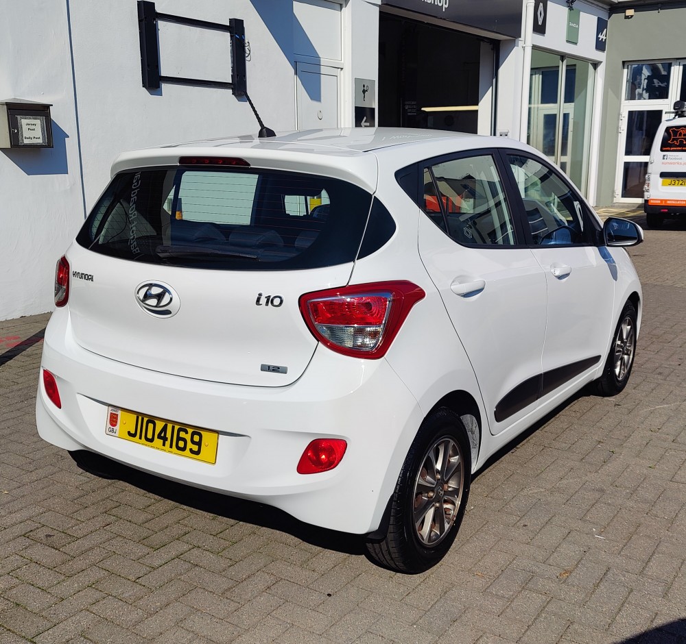 2015 Hyundai i10 Premium 1.2 87 BHP Manual 5 Door Hatch